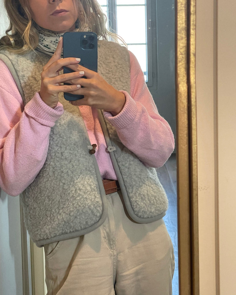 Gilet-sans-manche-mouton-gris-lifestyle